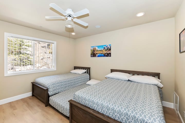 Dvojposteľ s rozkladacou dvojitou posteľou a pohodlnými penovými matracmi.