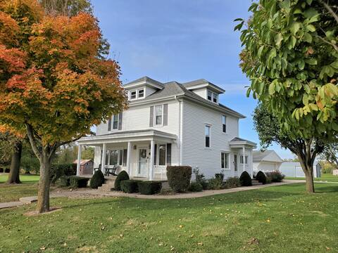 Charming Farmhouse - one mile from Nauvoo Temple