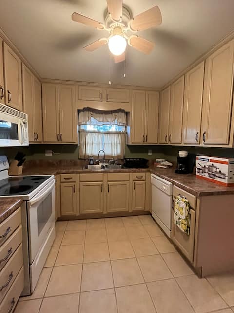 Pink Door - Lovely 2 Bed 1 Bath close to food.