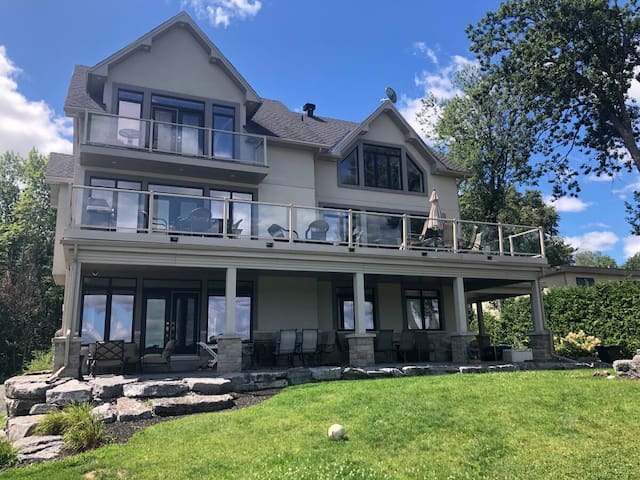 Beach Front in Constance Bay with Hot Tub