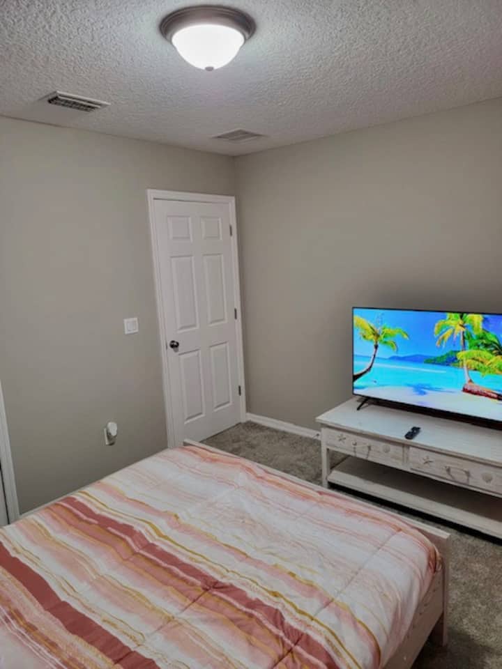 Chumba cha kulala cha kwanza na 55 katika TV ya Samsung