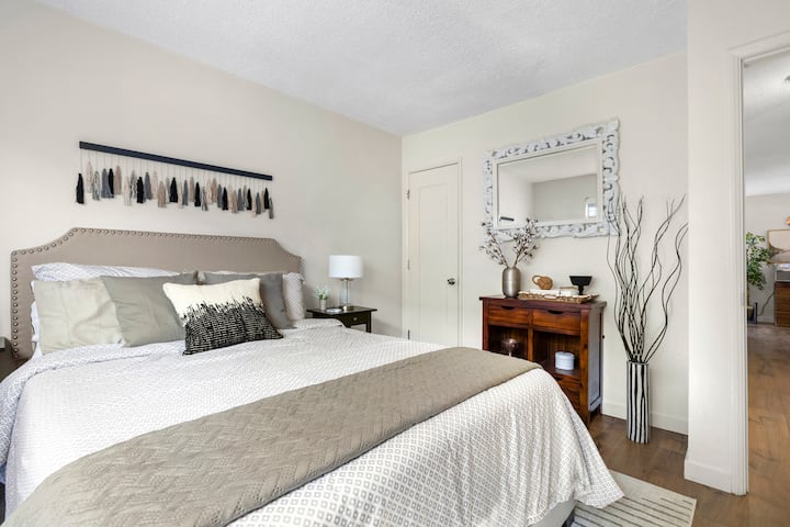 ห้องนอนใหญ่พร้อมที่นอนเมมโมรี่โฟม Tempur-Pedic 