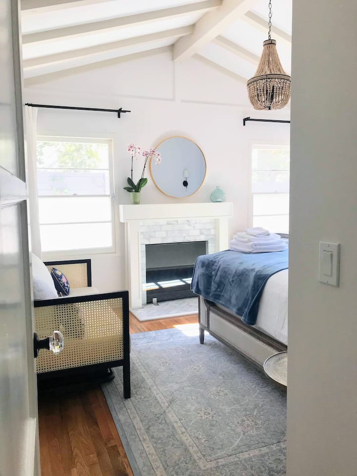 Основна спалня с мраморна камина и сводести тавани с греди.