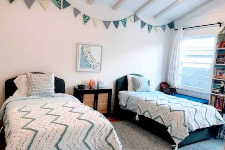 Третата спалня има сводести тавани с греди и включва две единични легла (при поискване може да се осигури детско креватче и чаршафи за пътуване.)