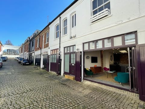 Luxury mews ground floor 2 bed room flat + parking
