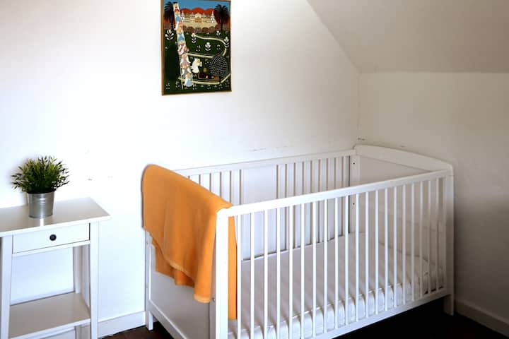 غرفة نوم 1 مع سرير أطفال