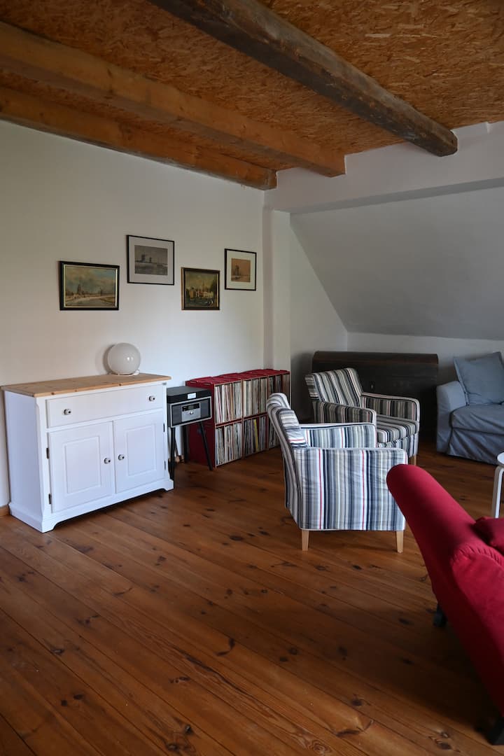 غرفة معيشة مع مجموعة أسطوانات