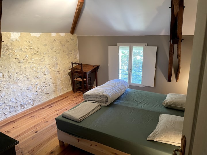 Chambre parentale, avec le charme de la pierres anciennes.