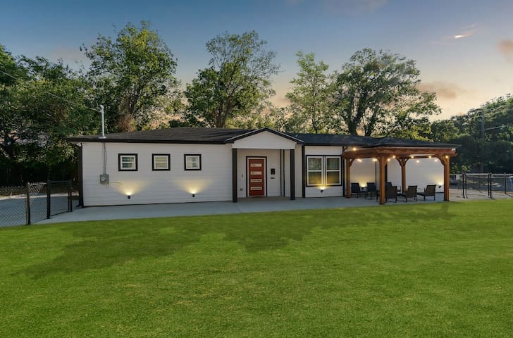 Budget-Friendly Home Deep Ellum Dallas Sleeps 16