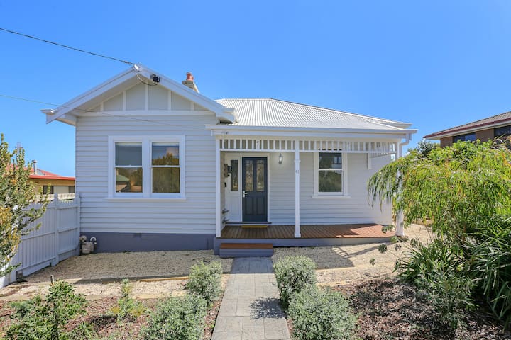 White Sand Cottage – period home in beach suburb