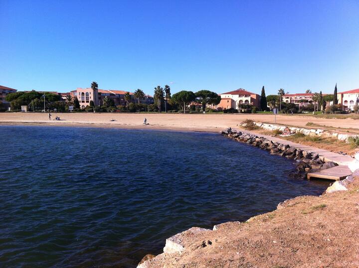 Beaches/Port Miramar and restaurants ON FOOT)