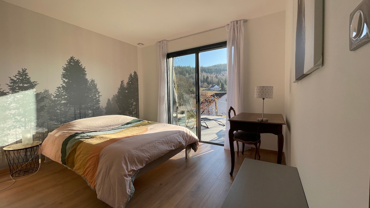 second bedroom with 140 bed and a desk area.
direct access to the terrace