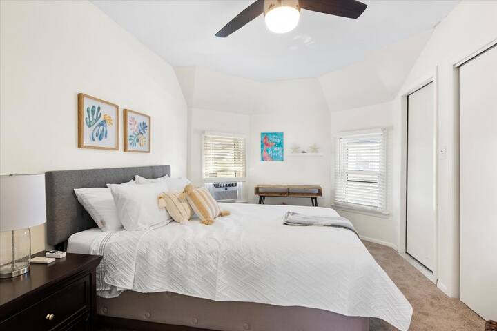 3br 3ba & 2 Kitchens! Just steps to beach and park gallery image 5