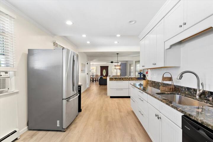 3br 3ba & 2 Kitchens! Just steps to beach and park gallery image 4