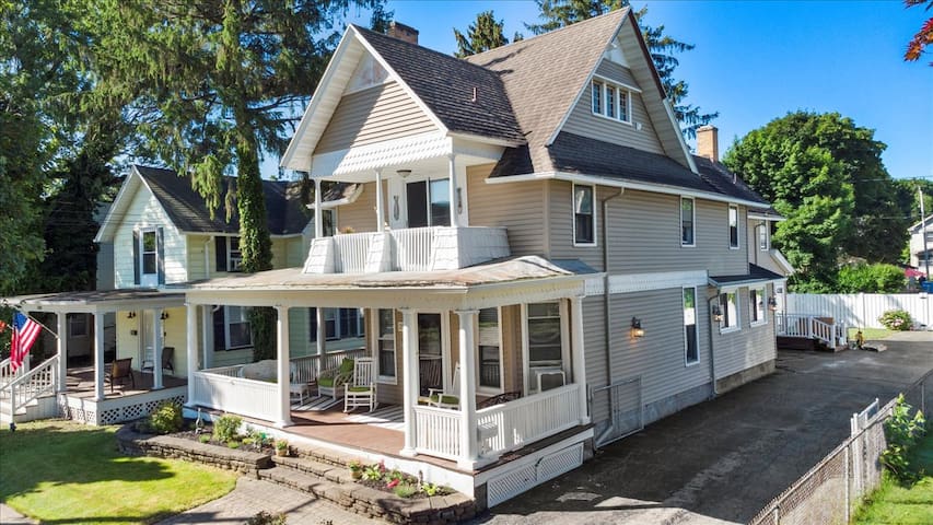 3br 3ba & 2 Kitchens! Just steps to beach and park gallery image 2