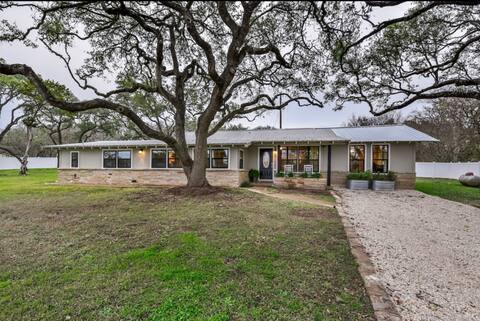 Secluded retreat in the ❤️ of DT Dripping Springs.