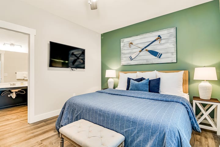 Това е първата спалня вдясно, докато влизате.  Това е нашата стая с достъп за хора с увреждания.  Удобното двойно легло и луксозното спално бельо ще осигурят страхотна нощ на сън.