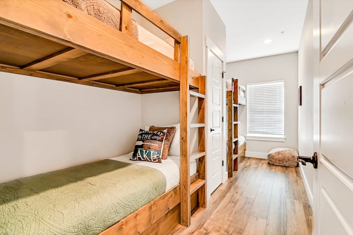 Една от двете двуетажни стаи.  Тази стая разполага с 4 легла и се намира на основния етаж.  От другата страна на коридора има обща баня.  Момчетата ще харесат това!