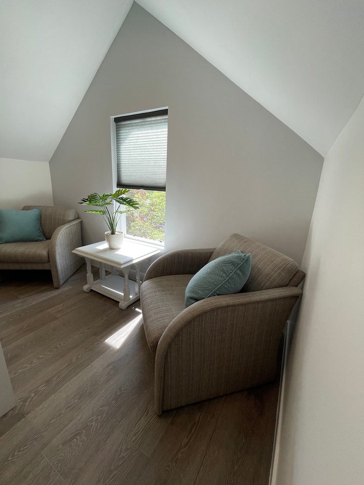 المنزل الرئيسي في الطابق العلوي منطقة الجلوس للقراءة أو الاسترخاء. 