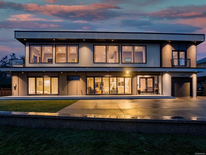 Sidney by the Ocean 1 BR Suite w Deck & EV charger Guest suites for