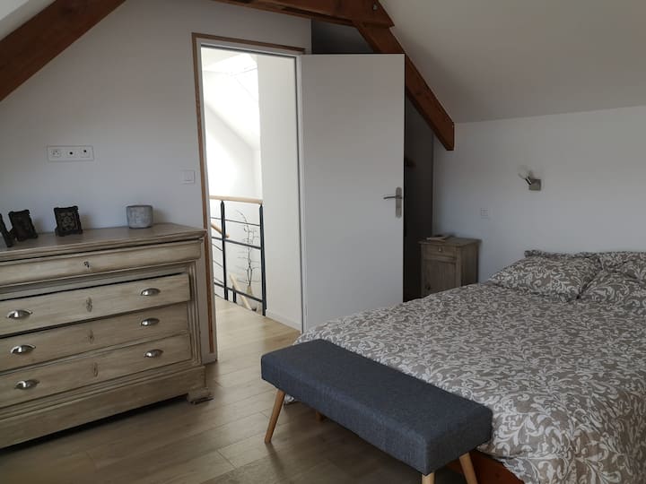 Dormitorio 1 con cómoda y armario, cama doble (140x190), TV.