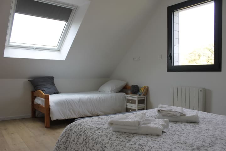 Habitación 1 con armario, cama tamaño queen (160x200), cama individual (90x190)