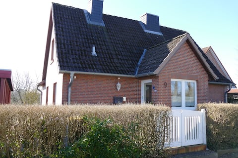 Bright apartment: House Eva, near the lake, quiet.