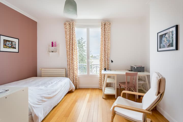 Вашата стая с двойно легло и офис пространство 