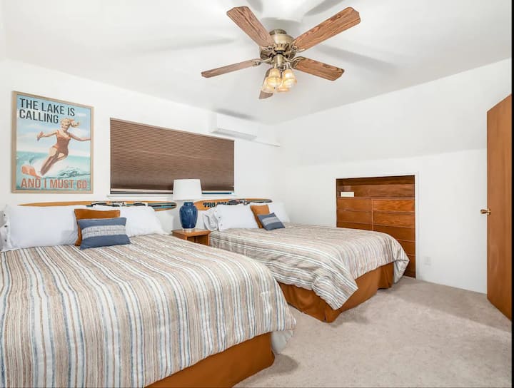 Camera da letto al piano superiore #3 con 2 letti queen-size