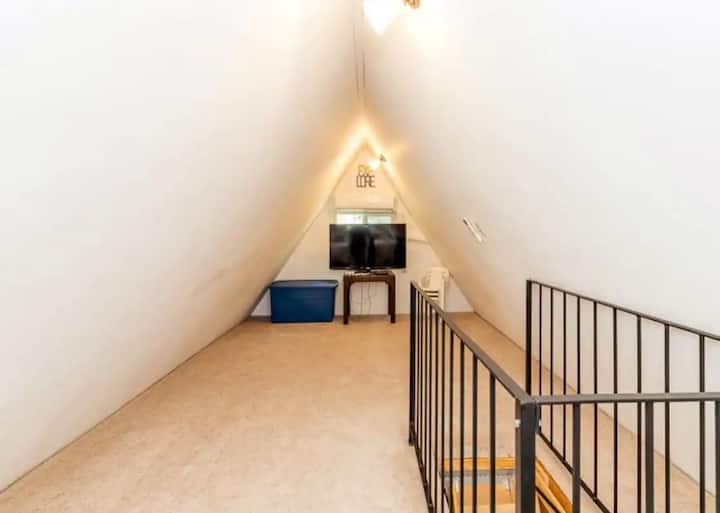 Attico con soppalco e zona TV