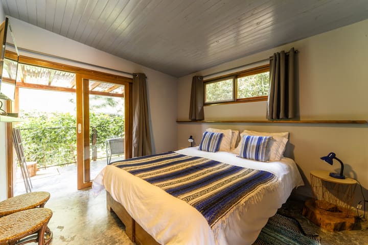 Habitación 3
Habitación con terraza y entrada independiente.
Su acomodación puede ser 2 camas Twin o 1 Queen.
Baño privado.