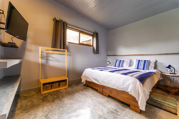 Habitación 2
Habitación privada con puerta.
Unida a la habitación 1 por el módulo del baño que ambas lo comparten.
Su acomodación puede ser 2 Twin o 1 Queen