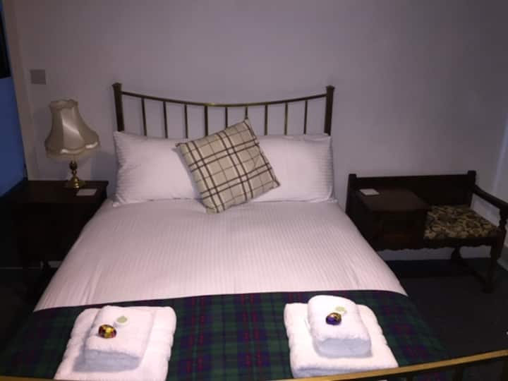 פריטים מקוריים כמו מיטת הנחושת האדוארדית, [עם מזרן יוקרתי בעובי 12אינץ '!] מנורות שולחן מפוארות ופריטים מרתקים רבים אחרים.    