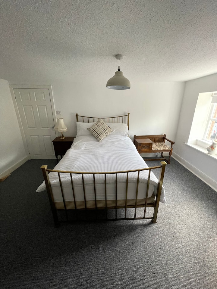 מיטת נחושת בסגנון אדוארדי מסורתי, מזרן יוקרתי בעובי 12אינץ ', לנוחיותכם. ארון עץ אלון ישן עם תאורת נחושת מקורית על [עבודה], מושב האלון הישן פונה לכיוון הנהר, אם אתם רוצים להירגע ולצפות בעולם חולף