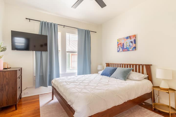 El segundo dormitorio cuenta con arte local, sábanas suaves para relajarse y un televisor a Netflix y relajarse.