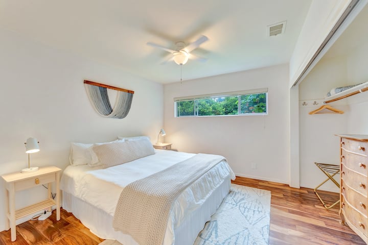 Dies ist die Hauptsuite mit einem Kingsize-Bett (mittelfest), eigenem Bad und einem Kleiderschrank mit Hängebereich und einer Kommode. In den wärmeren Monaten installieren wir in jedem Schlafzimmer eine Fensterkasten-Klimaanlage. 