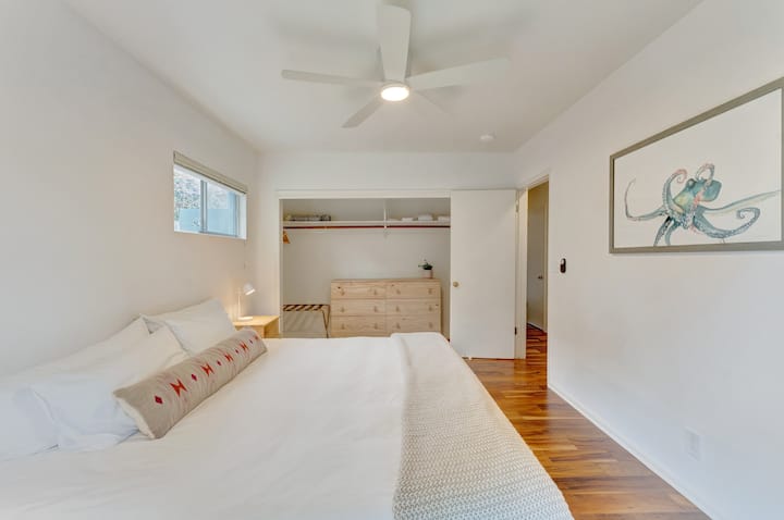 Das zweite Schlafzimmer hat ein Kingsize-Bett (auf der festeren Seite), eine Doppelkommode, eine Gepäckablage und einen neuen Deckenventilator. Wir installieren in den heißeren Monaten eine Fenster-Wechselstromanlage. Mambo, der Oktopus, stammt vom lokalen Künstler Kelly Clause (https://kellyclause.com/).