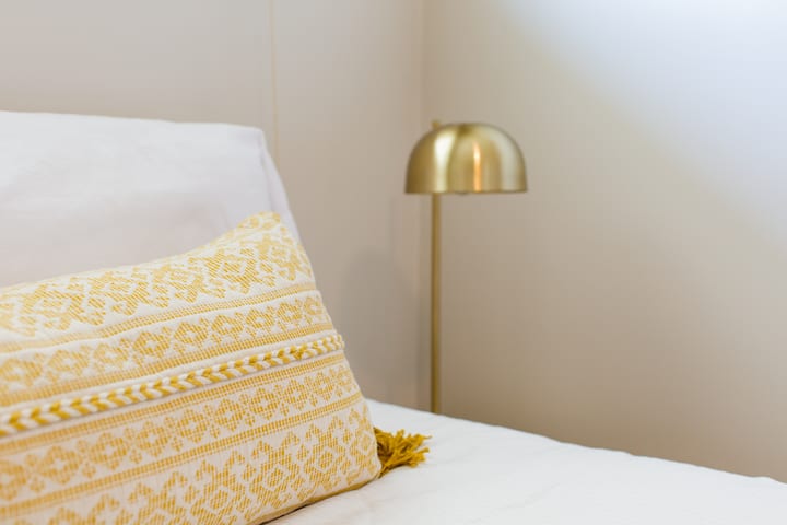 ნომერში „Meadow“ არის დიდი ორადგილიანი საწოლი Marriott Standard‑ის მატრასით, ჰიპოალერგიული სასტუმროს კლასის ბალიშები/საბანი და ძილისთვის განკუთვნილი ძვირადღირებული თეთრეული.