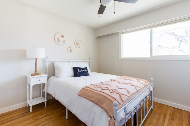 ნომერში „Creekside“ არის დიდი ორადგილიანი საწოლი Marriott Standard‑ის მატრასით, ჰიპოალერგიული სასტუმროსტატიის ტიპის ბალიშები/საბანი და ძილისთვის განკუთვნილი ძვირადღირებული თეთრეული.