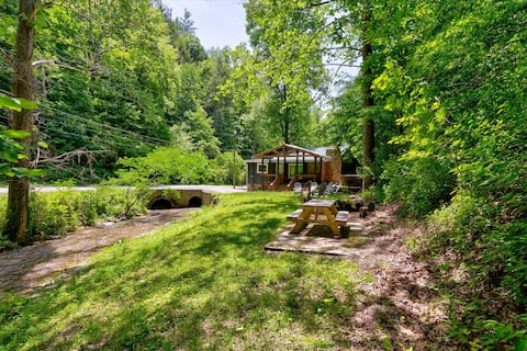 Newly Renovated Creekside Cottage in Townsend