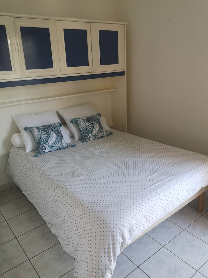 غرفة النوم مع مخزنها