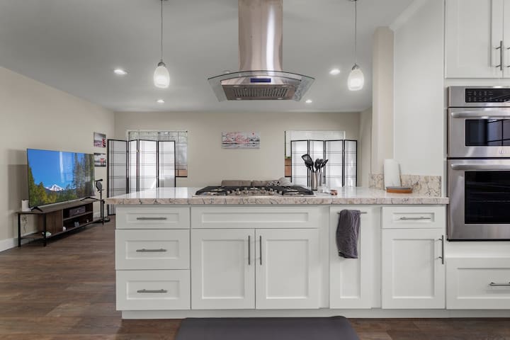 Spacious Elegance in the Hills