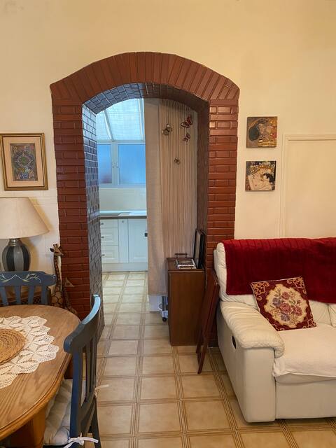 Cosy and Quaint older style 1 Bedroom Appartment