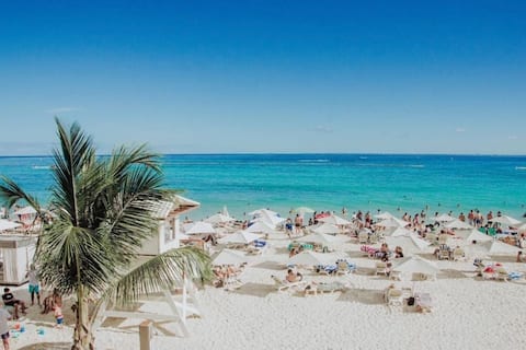 Popular Airbnb listing: Luxury New 3 Bedroom 100 Steps to Turquoise Waters in Gonzalo Guerrero