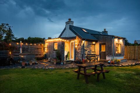 Mrs Leonard's Cottage with hot tub and sauna