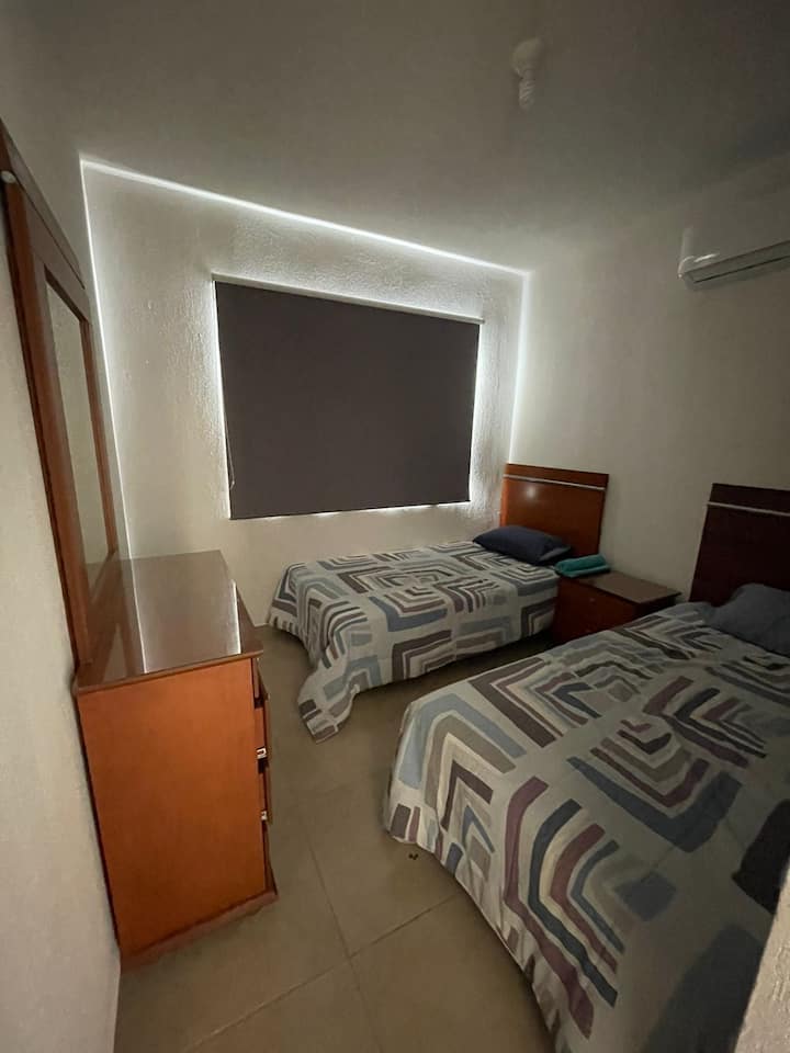 Mwonekano mwingine wa chumba cha kulala mara mbili. Madirisha yote katika vyumba, ua, mtaro ulio na vyungu vya mbu.