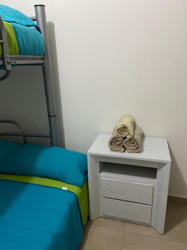 Mwonekano mwingine wa chumba cha kulala cha ghorofa kilicho na ofisi na taulo zake tatu