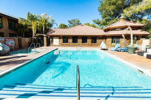 ★Work & Relax ~ Quiet Oasis, ♛Queen Bed, Pool, Pkg