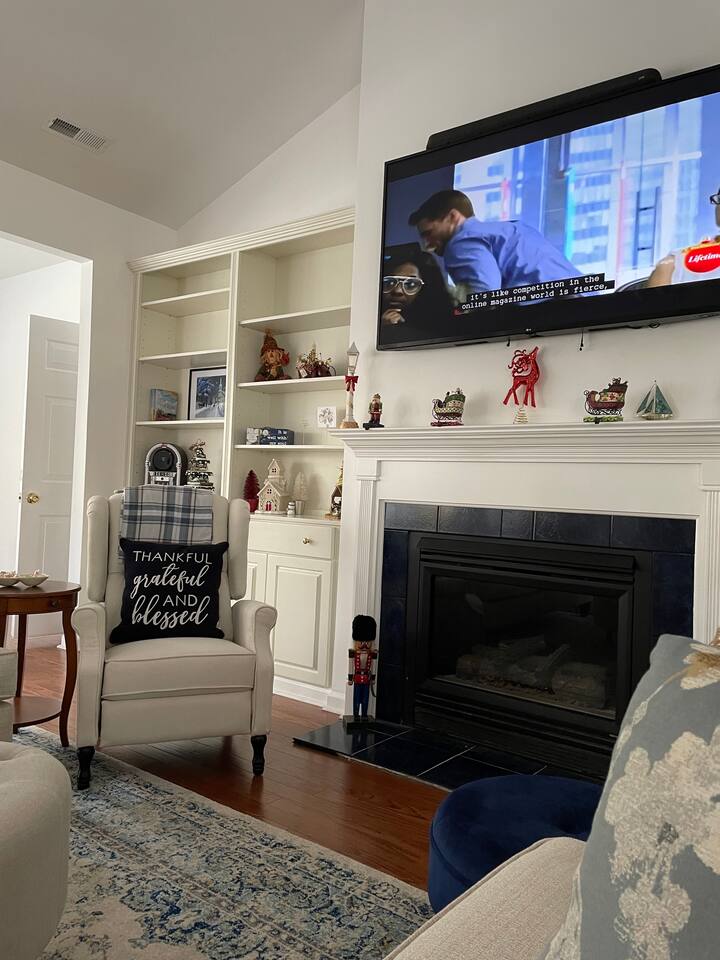 Plan de piso abierto de la casa de 3 dormitorios recientemente renovado