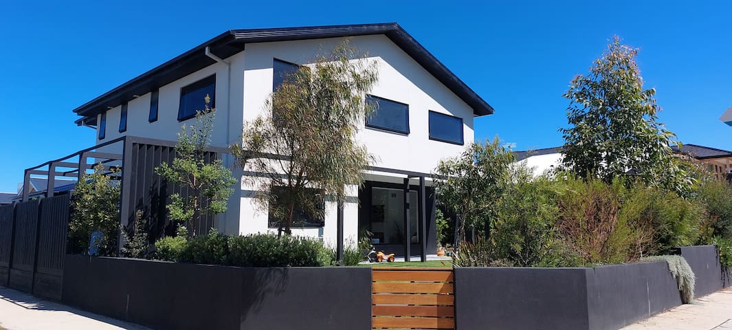 Modern & Spacious Coastal Retreat